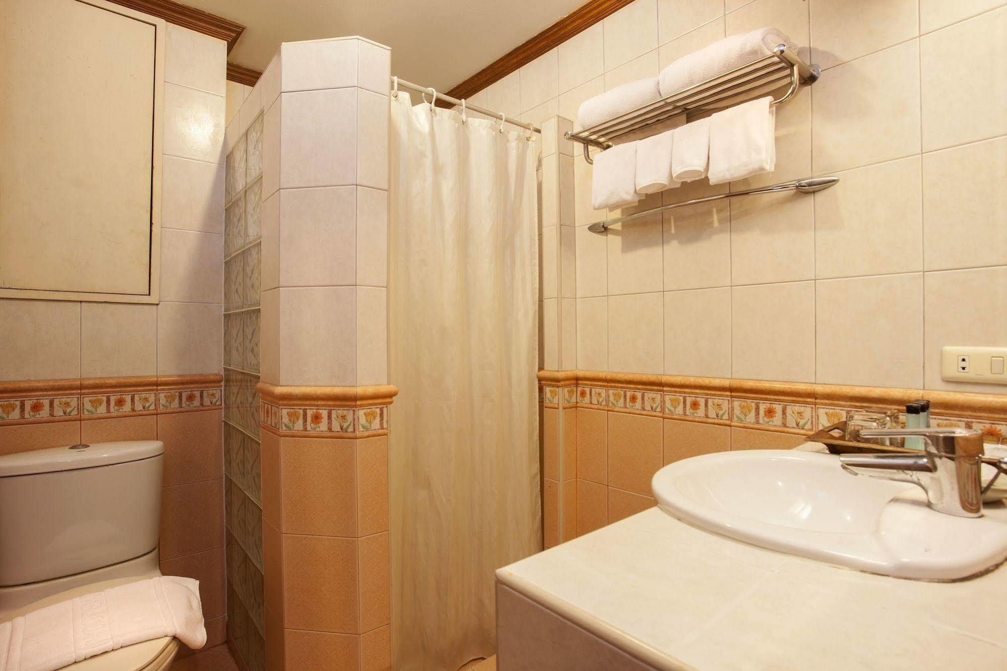 Safari Beach Hotel Patong Kültér fotó
